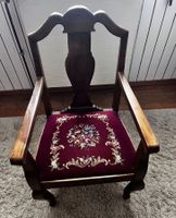 Antiker Stuhl mit Armlehne, Holz und Stickerei, Top!
