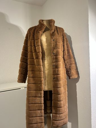 Manteau Kelyna Paris T.S, fausse fourrure, impeccable.