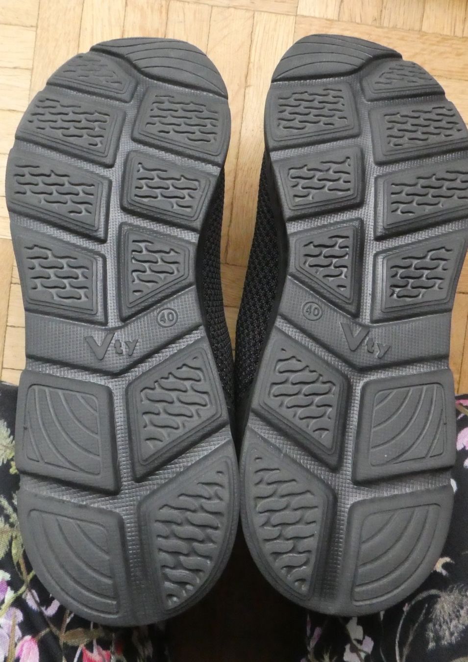 Damenschuhe: Schwarze Vty Freizeitschuhe, Gr. 40, 1x getragen – Gebraucht aus Diessenhofen von Hundeseele 2