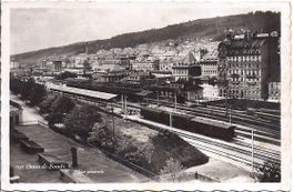 CHAUX-de-FONDS, vue sur la gare et les quais