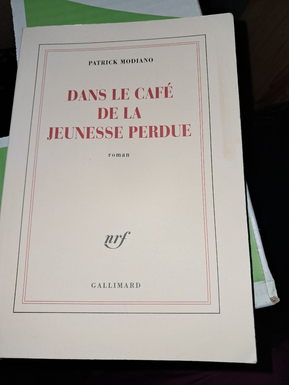 Libri: Dans le café de la jeunesse Perdue de Patrick Modiano – Usato da Le locle venduto da juliensaran