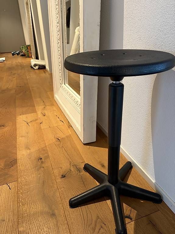 Tabourets: Höhenverstellbarer Hocker – D'occasion à Freienbach par NWN20 1