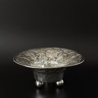Versilberte Schale auf Kugelfüsse