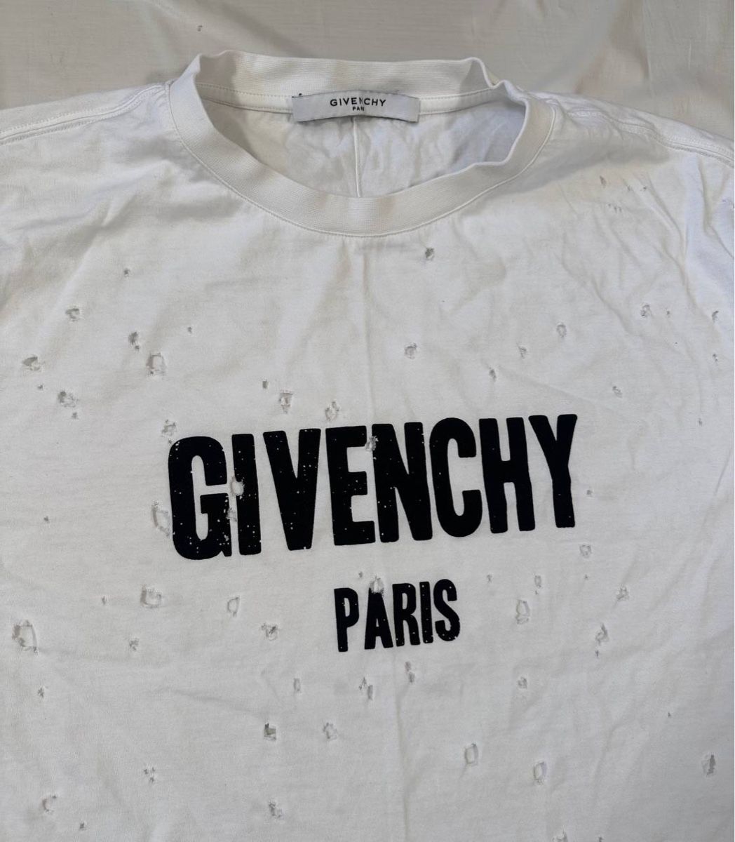 Givenchy T-shirts: Givenchy Paris Tshirt – D'occasion à Pfäffikon ZH par Nataliia. 3
