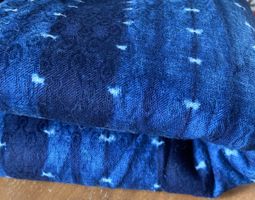 Tissu en coton bleu à motifs