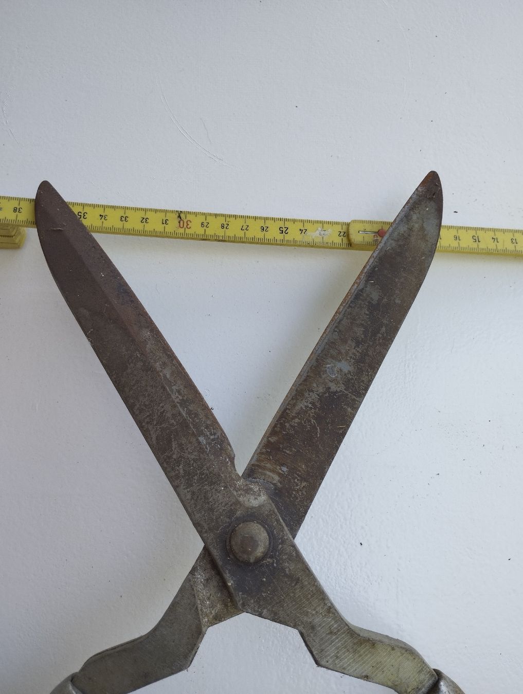 Alle Werkzeuge: Gartenschere manuell Metall Holzgriffe, antik – Gebraucht aus Ostermundigen von Dinge1 5