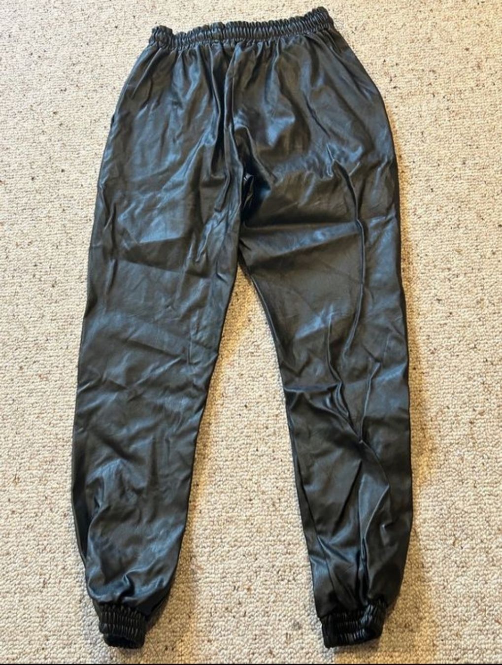 Pantaloni: Schwarze Kunstlederhose Gr. S – Usato da Rüfenacht BE venduto da Loeti1992 1