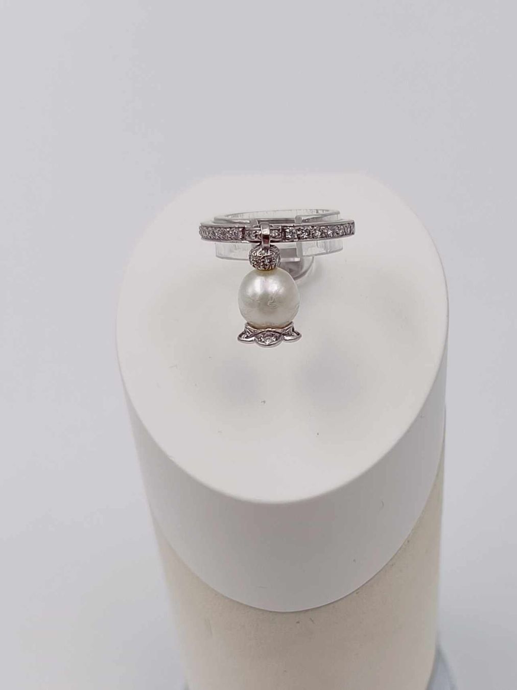Dior Ringe: DIOR WEISSGOLDRING MIT PERLE UND DIAMANTEN – Gebraucht aus Luzern von EdiGem 3
