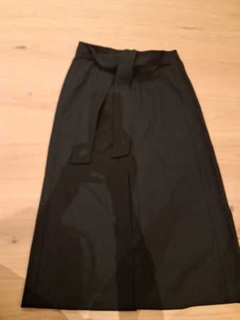 Schwarzer MNG Rock, Gr. M, neuwertig, perfekt für Herbst!