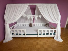 Kinderbett weiss mit Deko und Matratze 90x200cm