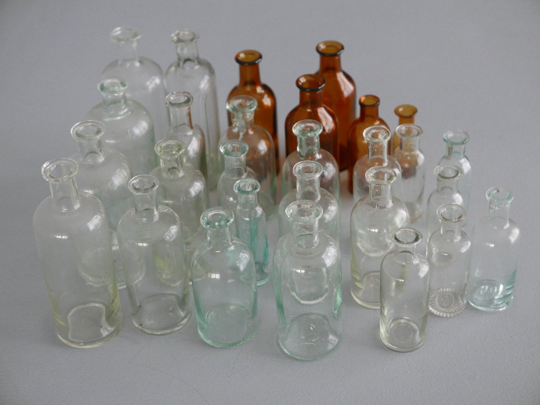 Laborzubehör: SAMMLUNG ANTIKE APOTHEKER GLAS-FLÄSCHCHEN – Gebraucht aus Balgach von Zwischenraum