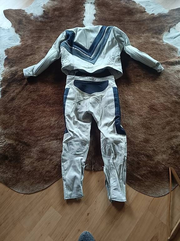 Lotti di vestiti: Motorrad Töff Kombi echtes Leder Gr. 42 – Usato da Ausserbinn venduto da for_nt6m 2