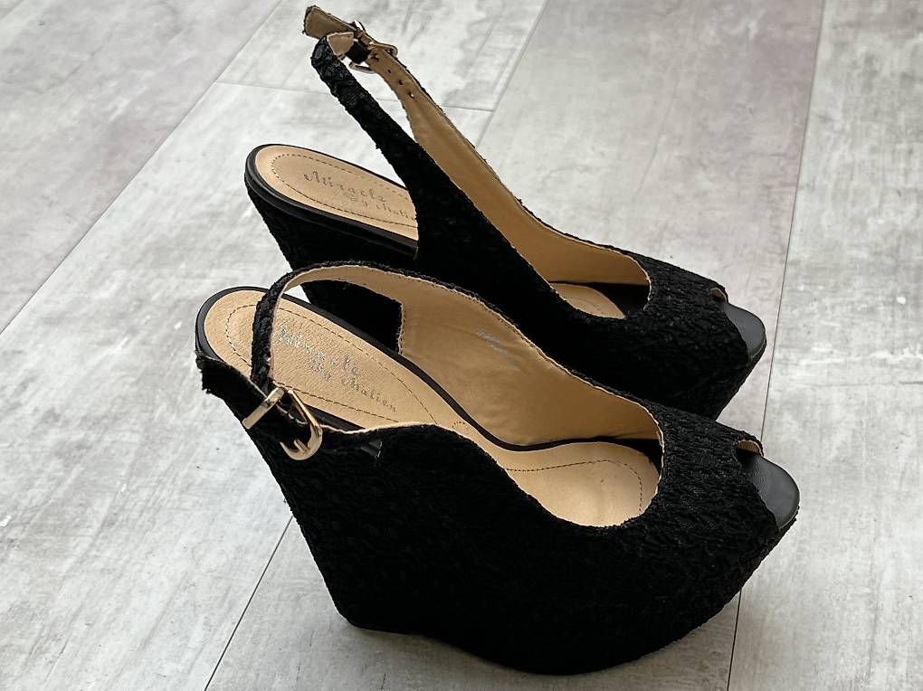 Scarpe da donna: Plateau Schuhe / High heels Schwarz – Usato da Leuggern venduto da Maceio100 1