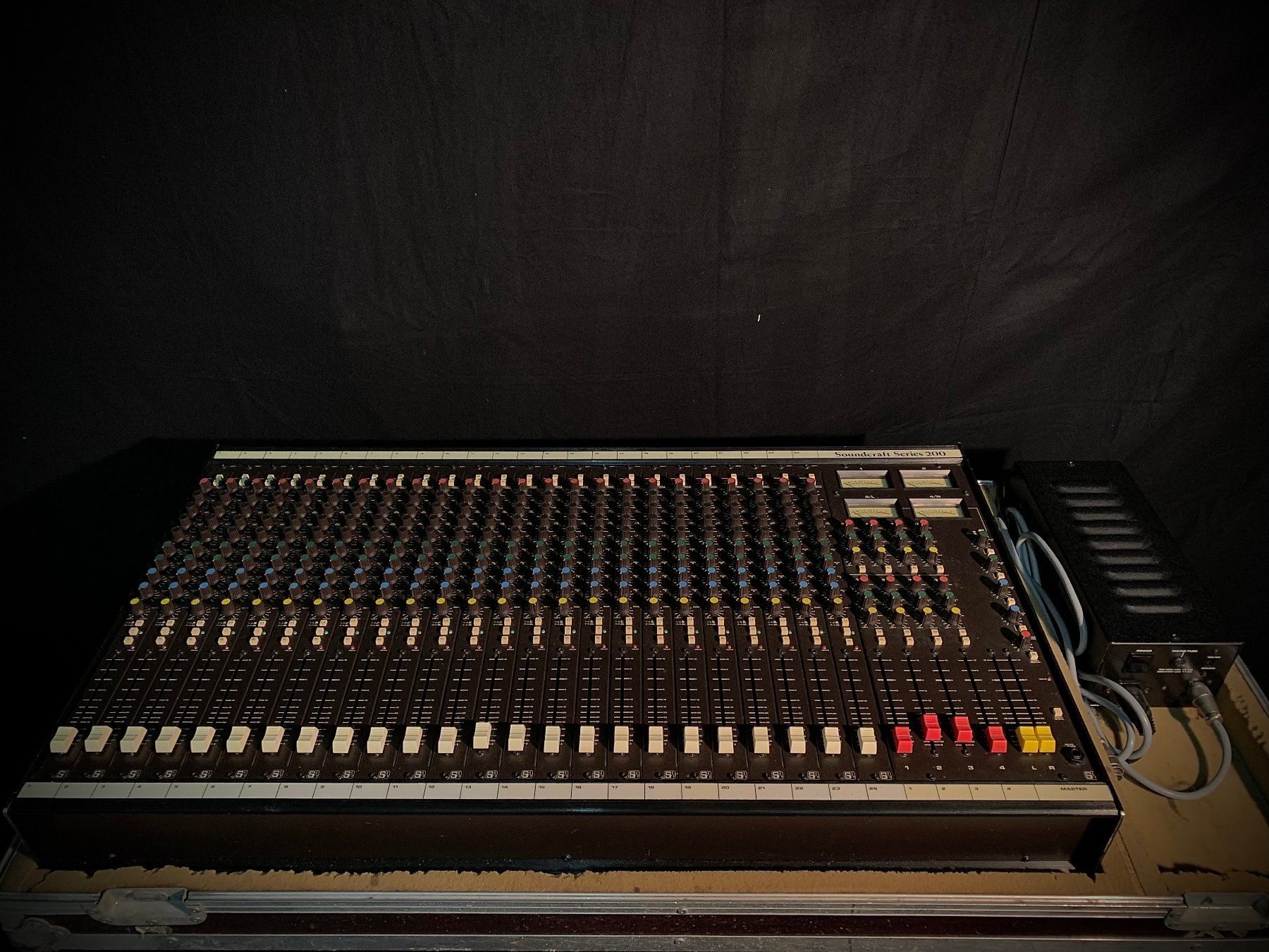 Soundcraft Console di mixaggio: Mixer Soundcraft 200SR 24/4/2 avec Flightcase – Usato da La Chaux-de-Fonds venduto da Simone1180 2