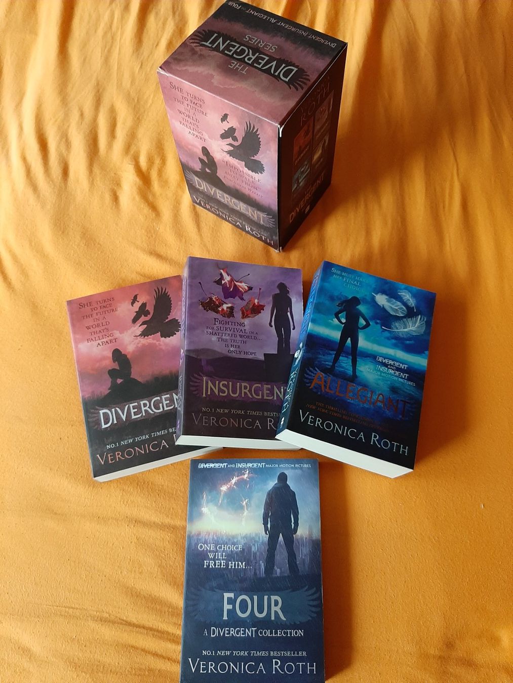 Livres: Veronica Roth: The Divergent Set, 4 Bücher - Englisch – D'occasion à Basel par kouki51