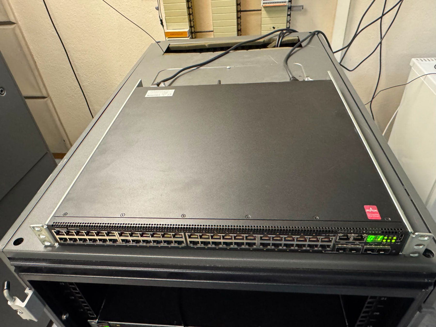 Dell Hubs & Switches: Dell EMC N3048EP-ON – D'occasion à Schaffhausen par gvs-it