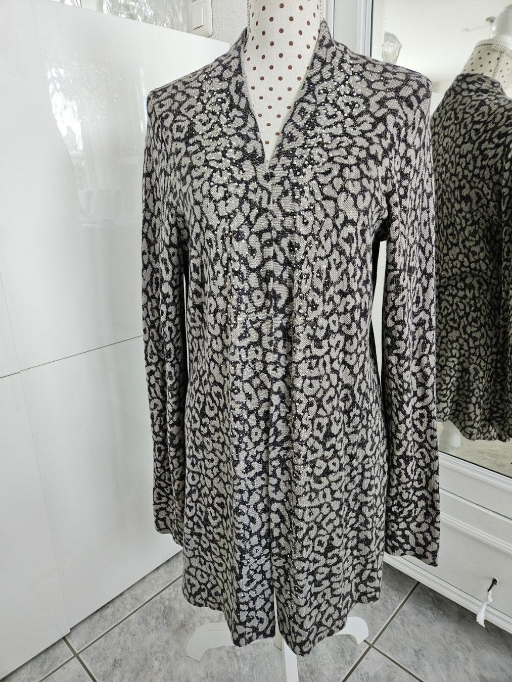 Giacche: Jacke Strickjacke Grösse 38 M Leopard Grau mit Strass – Usato da Gossau ZH venduto da fashiontwo