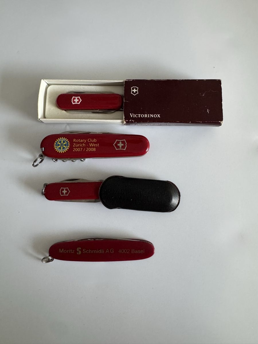Victorinox Coltelli: Set Victorinox Schweizer Taschenmessern – Usato da Vionnaz venduto da b_f_d_r_g