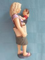 Mutter mit Kind in Bauchtasche Schleich Figur