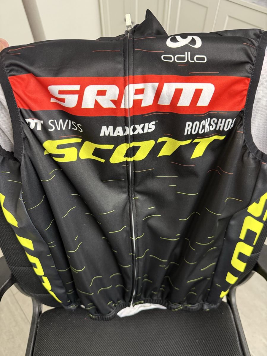 Scott Canottiere & Pantaloni: SCott SCRAM x ODLO – Usato da Glattbrugg venduto da aventadooor