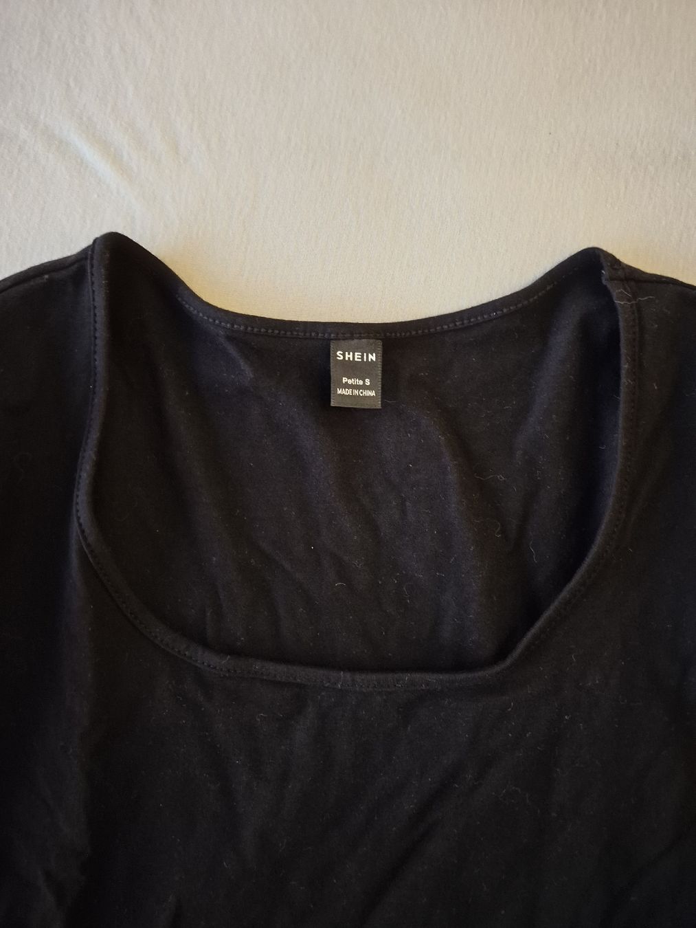 Shein Top: Schwarzes Croptop mit langen Ärmeln – Usato da Schlieren venduto da nat_76vd 1