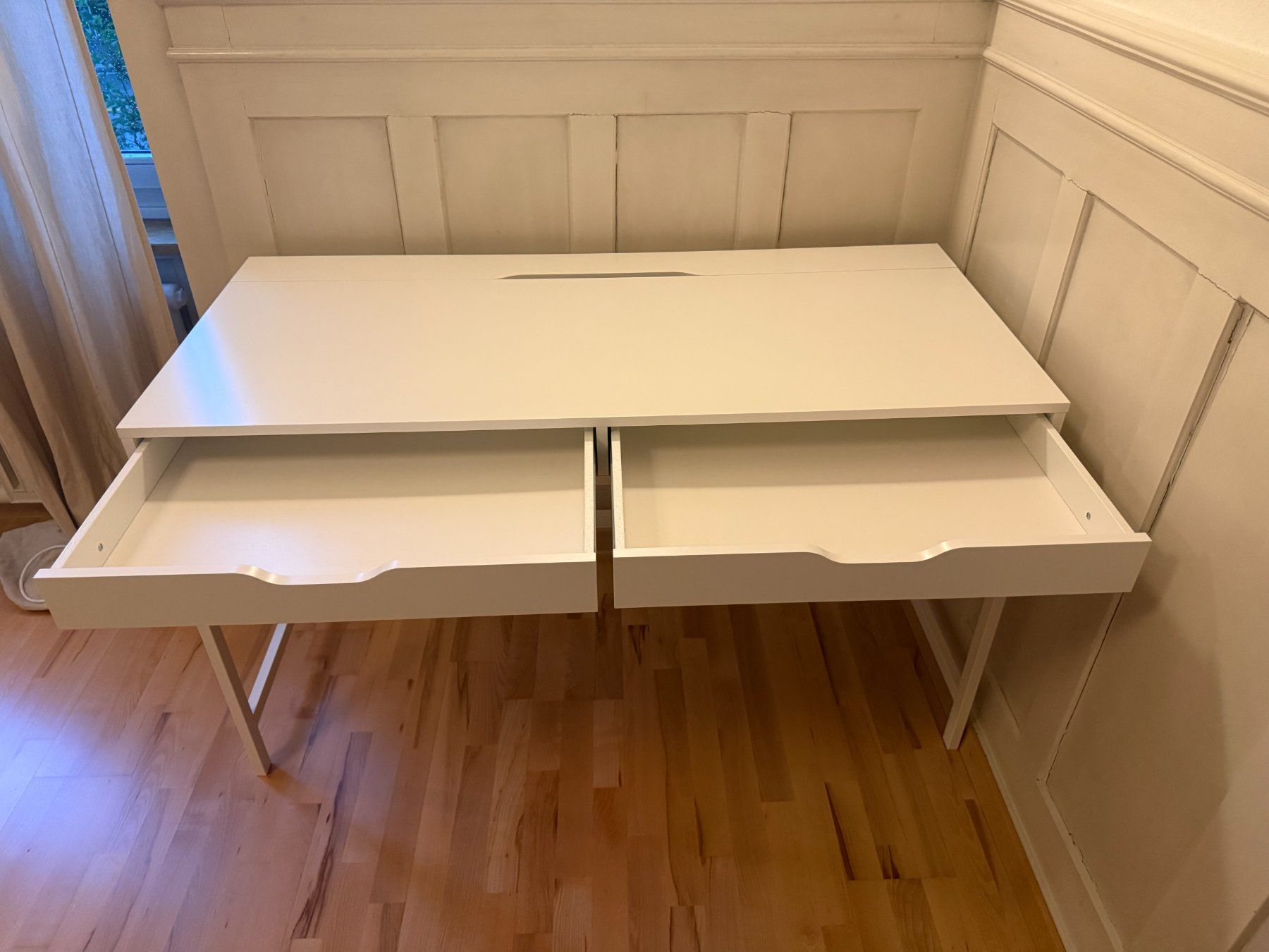 Ikea Scrivanie: White office table / Schreibtisch in Weiss – Usato da Zürich venduto da Doriga 1
