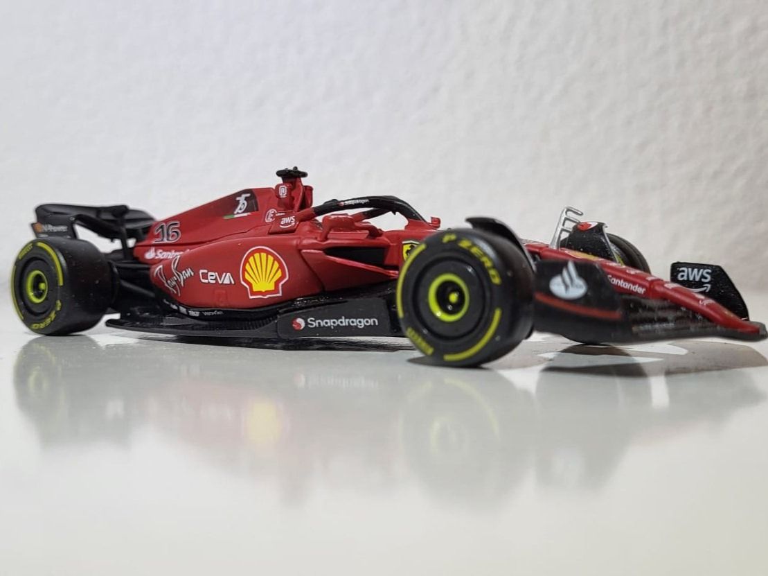 Bburago Modellautos: Formel 1          Redbull und Ferrari    1/43 – Neu (gemäss Beschreibung) aus Bottenwil von Toyscout 8