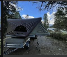 Campinganhänger mit Dachzelt und Biketräger 