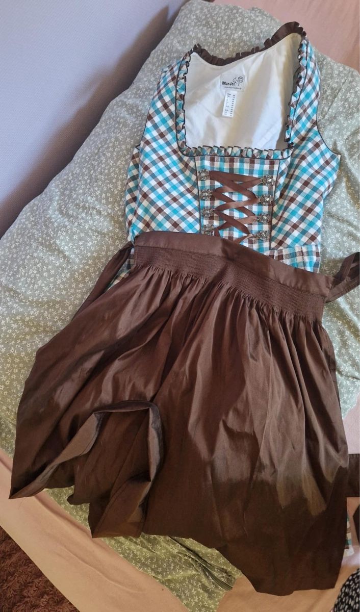 Robes: Dirndl zu verkaufen  – D'occasion à Waldstatt par dundeeshadow 5