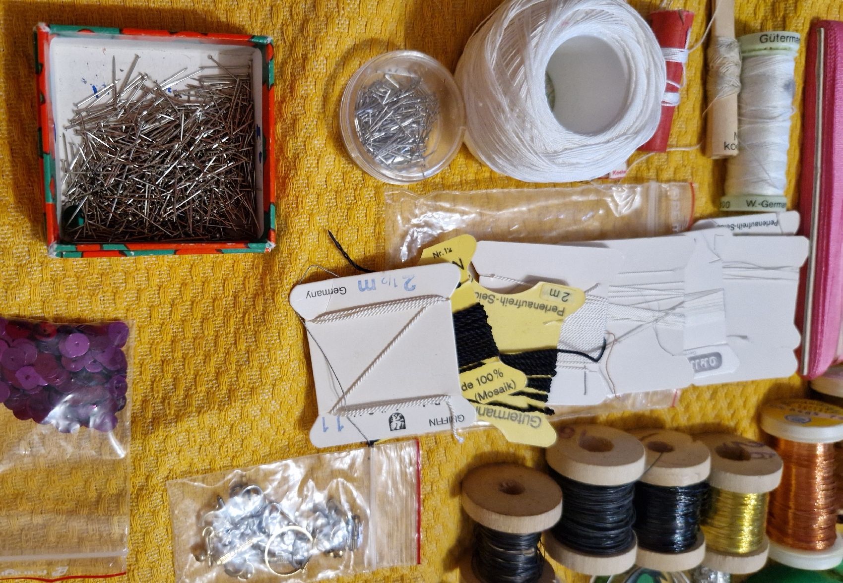 Kit bricolage: Bastel-Schnäppchen: Perlen, Pailletten, Garne uvm. – Usato da Oberengstringen venduto da Sheera7 4