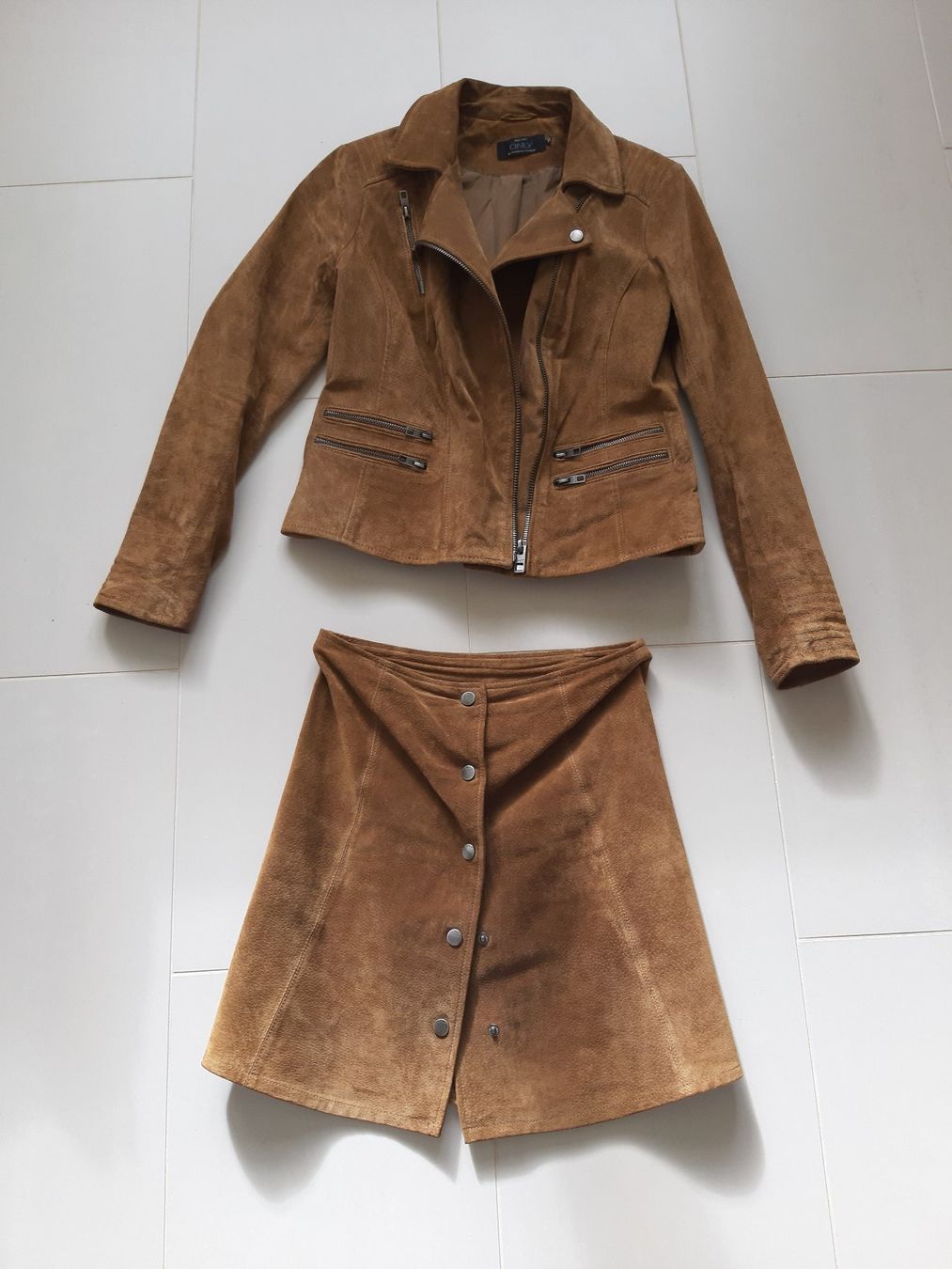 Lotti di vestiti: ONLY Wildleder Set, Gr. 36/38, Herbst-Look Top! – Usato da Hinwil venduto da Rado56