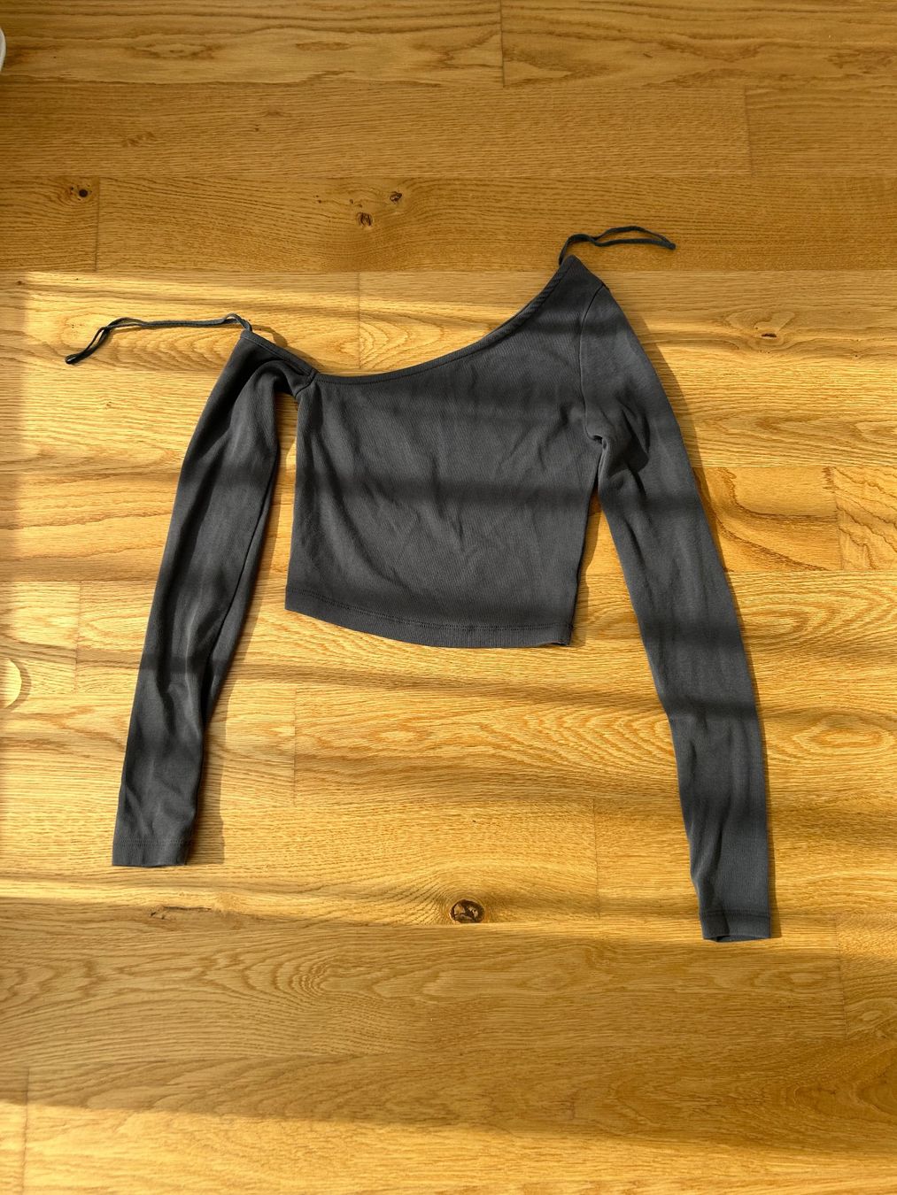 Tops: Schwarzes One-Shoulder Langarm-Shirt Grösse S – Gebraucht aus Altenrhein von _6sbw