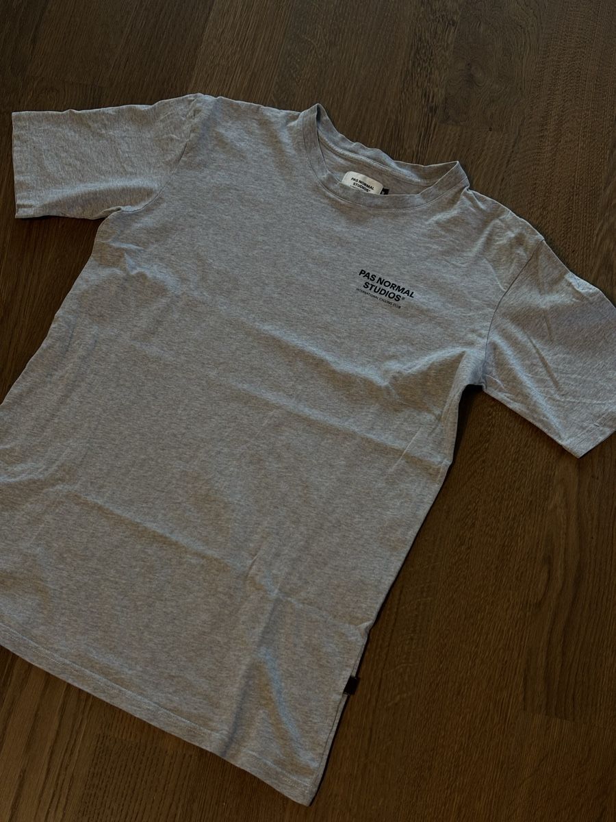 Pas Normal Studios T-shirt: PNS Off-race T-shirt – Usato da Mels venduto da exploremore