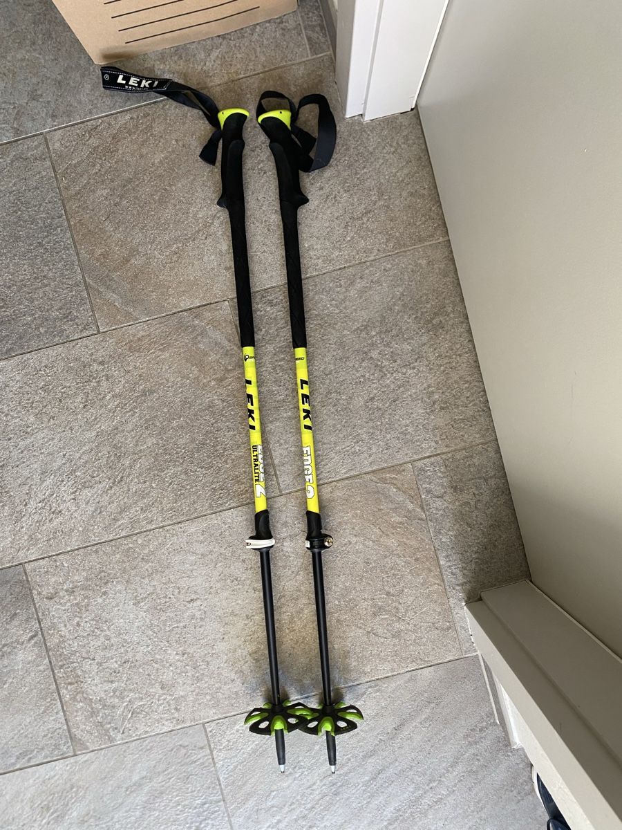 Leki Bâtons de marche: Bâtons Leki Ultralite S carbone – D'occasion à Chéserex par noa.schwab