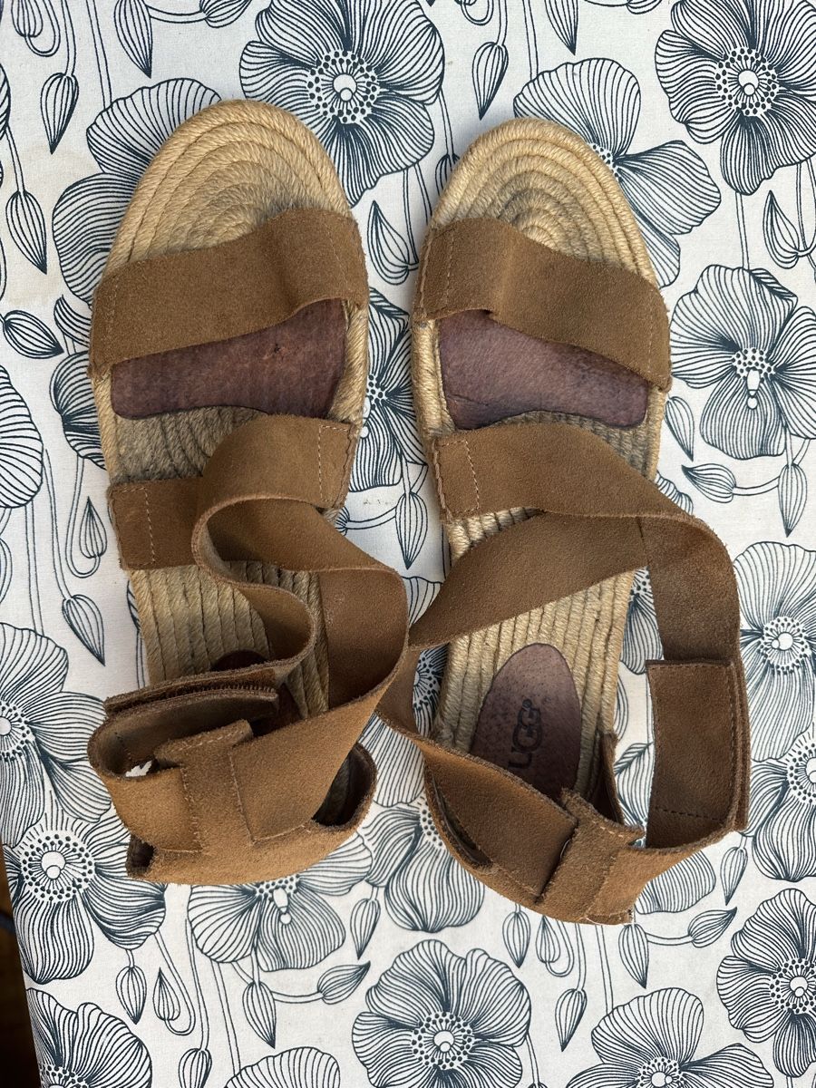 Ugg Scarpe da donna: Sandales UGG en cuir – Usato da Savagnier venduto da Pivovar2 1