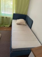 Gemütliches Bettgestell mit Matratze, blauer Stoff