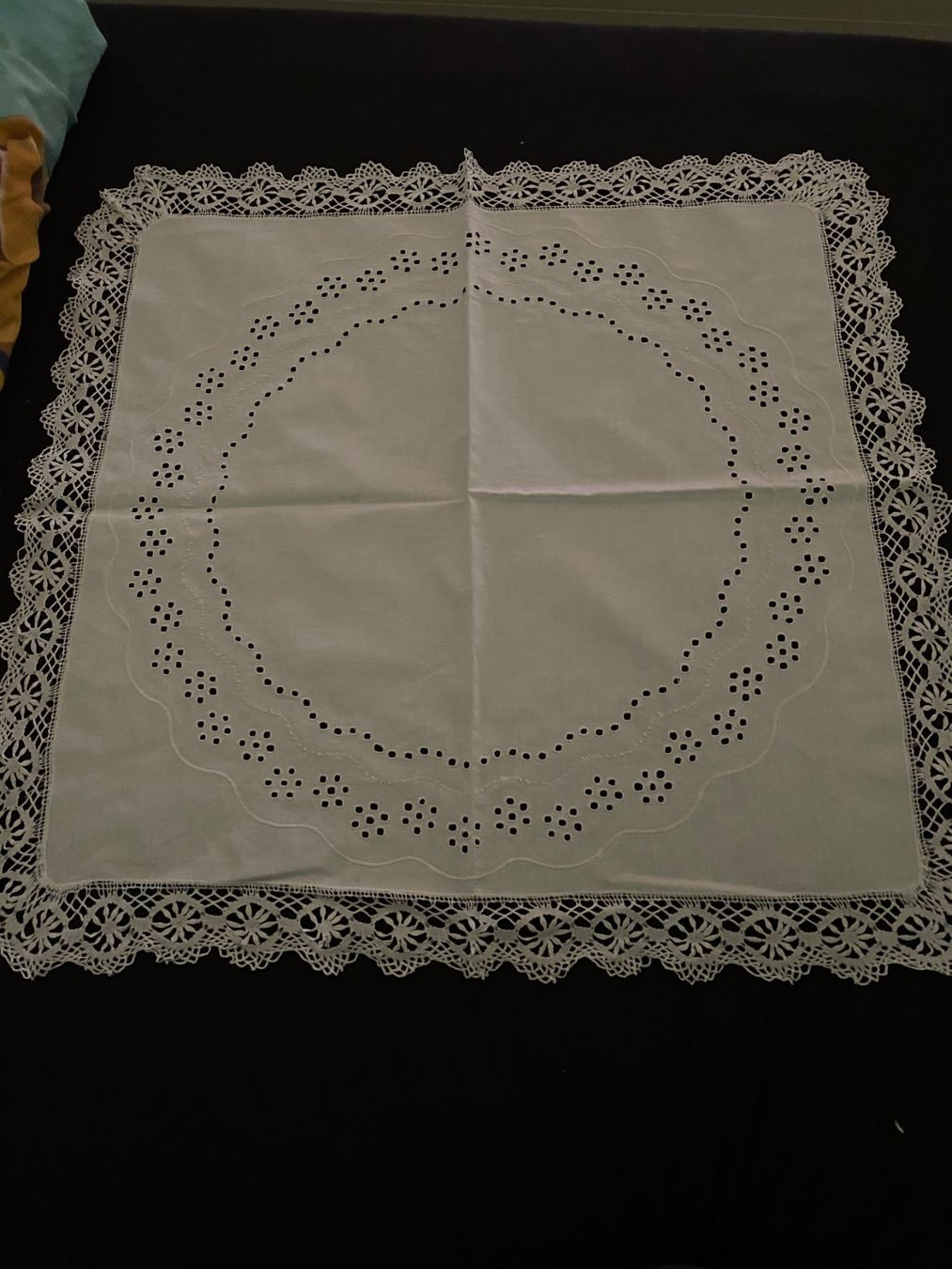 Sonstige Tischwäsche: Deckchen/Mitteldecke weiss mit Spitzen – Gebraucht aus Allenwinden von Obalu