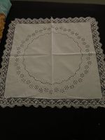 Deckchen/Mitteldecke weiss mit Spitzen