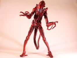 Neca Xenomorph Warrior (Genocide) Red