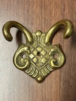 Ornamentaler GUSSMESSING-DOPPEL-WANDHAKEN