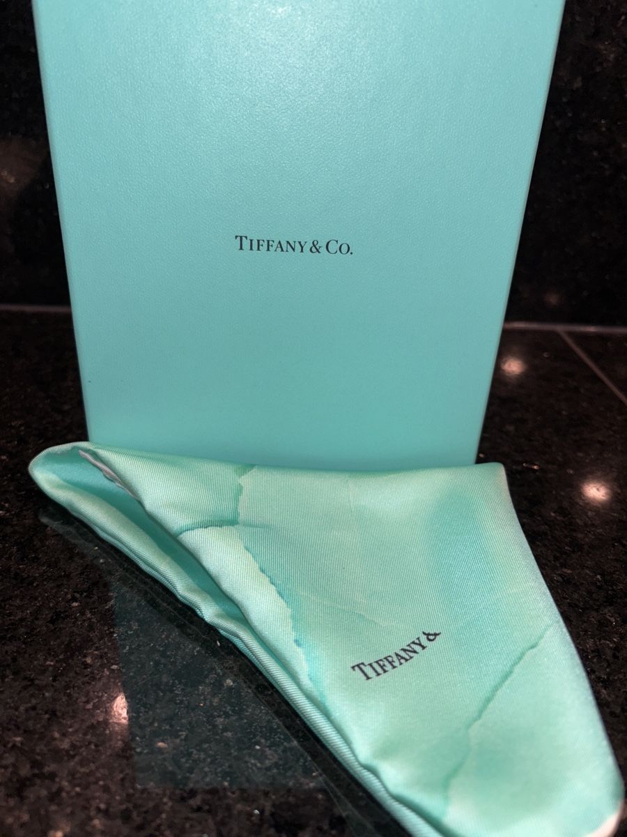 Foulard & Sciarpe: Tiffany & Co Torn Bag Scarf Silk 17IN – Nuovo e nell'imballaggio originale da Zürich venduto da Lee_z8vs