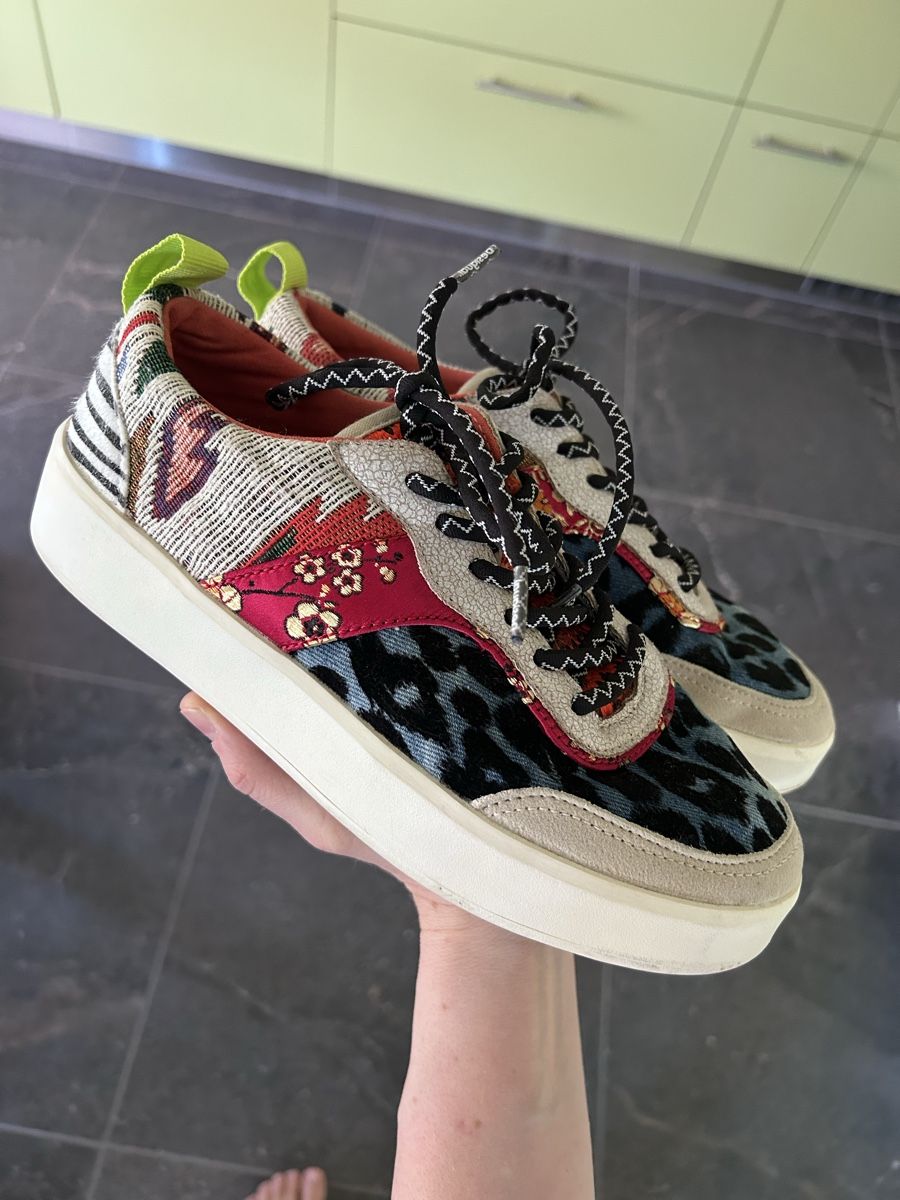 Desigual Scarpe da donna: Desigual Turnschuhe, Gr. 37, bunt gemustert – Usato da Kleinandelfingen venduto da Doratschikov 2