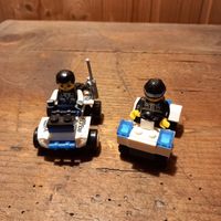 2 Lego(c) Polizei Figuren mit Fahrzeugen