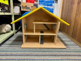 Puppenhaus mit Zubeh. und  Figuren Holz guter Zustand