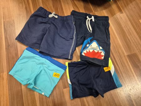 2 Shorts und 2 Badehosen Gr 110, Jungen K4
