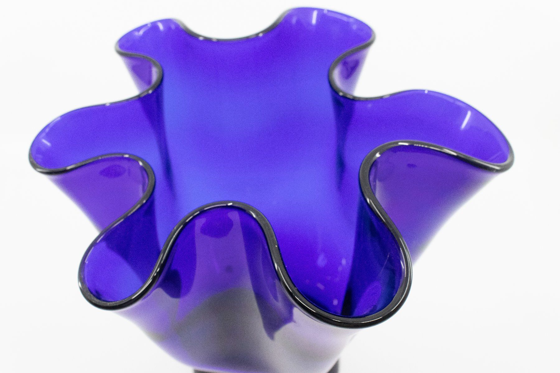 Vasen & Gefässe: Blaue Vase / Glasvase mit gewelltem Rand – Gebraucht aus Zürich von ZuercherBrockenhaus 7