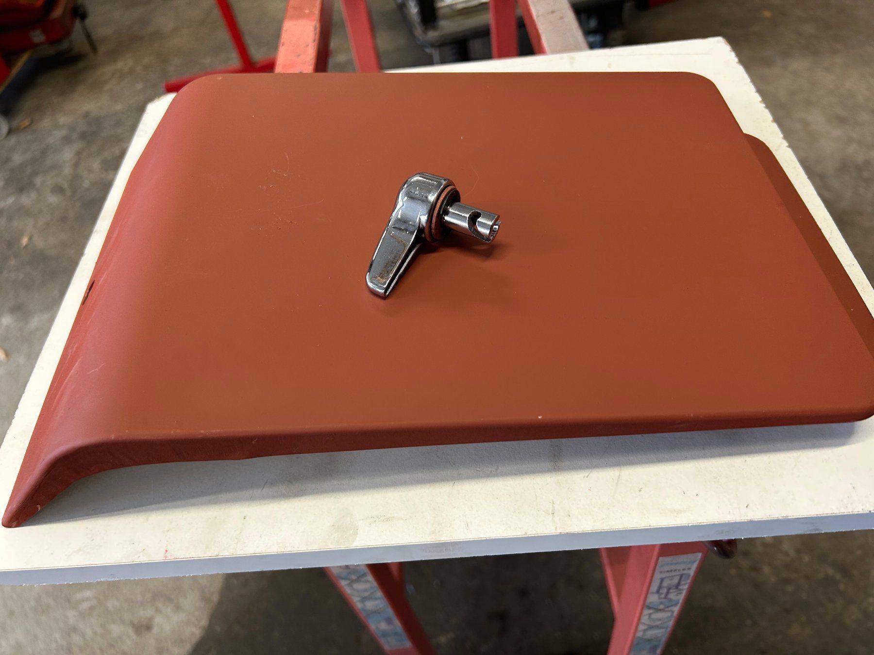 Massey Ferguson Traktoren: MF-Abdeckung (Batteriefach) 165 - 188 – Neu und originalverpackt aus Rothenthurm von mf-schuler