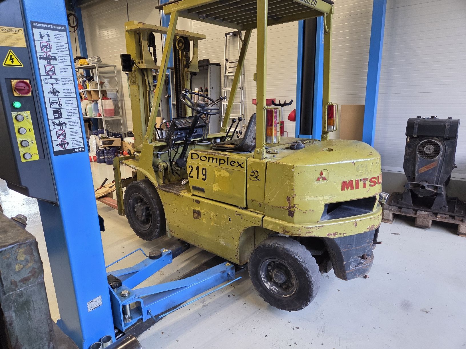 Mitsubishi Gabelstapler & Hubwagen: Mitsubishi FD20 Diesel Stapler – Defekt aus Böbikon von Domplex