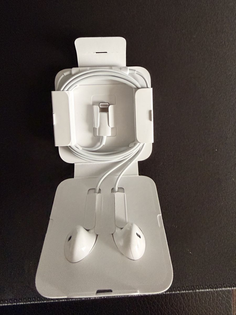 Apple Cuffie: Écouteurs Apple Lightning originaux – Neufs – Nuovo e nell'imballaggio originale da Chézard-St-Martin venduto da chr_vz22 1