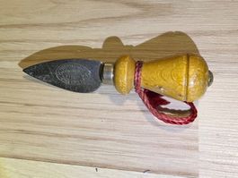 VINTAGE-PARMESAN-/HARTKÄSE-MESSER mit roter Kordel ca. 1975